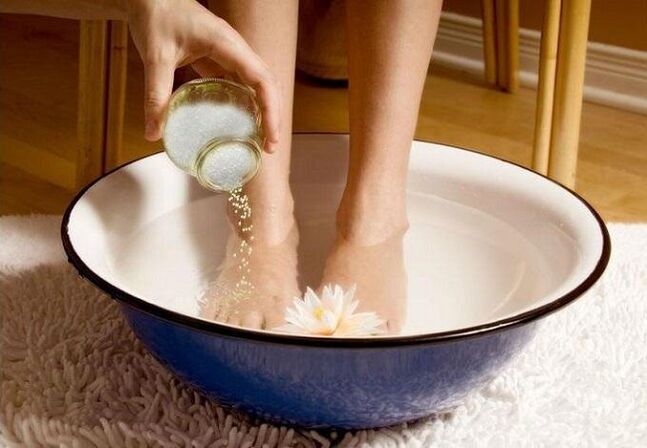 banho para o tratamento de fungos entre os dedos dos pés
