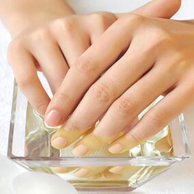 banho de unhas com vinagre de maçã para fungos
