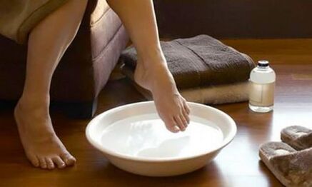 escalda-pés com celidônia para fungos nas unhas